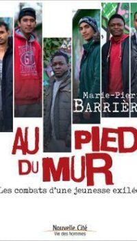 Couverture du livre AU PIED DU MUR - LES COMBATS D'UNE JEUNESSE EXILEE