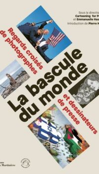 Couverture du livre LA BASCULE DU MONDE - REGARDS CROISES DE PHOTOGRAPHES ET DESSINATEURS DE PRESSE