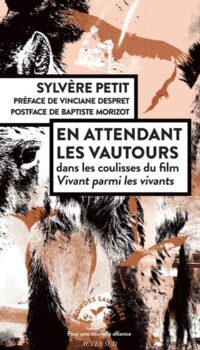 Couverture du livre EN ATTENDANT LES VAUTOURS - DANS LES COULISSES DU FILM VIVANT PARMI LES VIVANTS